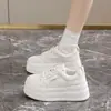 Suela Gruesa Aumenta Altura Super Ligeros Cuero Suave Zapatos Blancos Zapatos de Mujer Primavera y Otoño Versátiles Casuales Deportivos Zapatos de Tabla Personas Bajas Zapatos de Plataforma