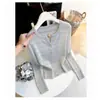Nuevo Top de Punto de Cuello V Ajustado para Mujer de Principios de Otoño con Diseño Único de Botones Elegante Top de Manga Larga para Llevar Debajo