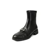 Botas Curtas Femininas Estilo Britânico de Couro Genuíno, Salto Médio, Elásticas, Slim, com Nova Costura de Couro e Fechamento Lateral com Fivela de Metal