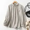 Foto real de la nueva camisa larga de algodón y lino de estilo vintage 2026 con rayas, diseño artístico original, adecuada para primavera y otoño, como top de capa base