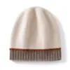 Chapéu de tricô de cashmere em bloco de três cores estilo coreano para mulheres, com abas para as orelhas, quente e grosso, versátil