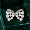 Broche vintage con adornos de diamantes, broche de aleación de alta gama y versátil, accesorio de pin de moda para mujer de comercio exterior al por mayor