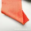 Tejido de satén elástico, grueso y brillante con una caída suave, que presenta un efecto reluciente de seda artificial, adecuado para disfraces de baile y ropa formal.