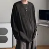Camiseta de manga larga texturizada para hombre, corte holgado, adecuada para primavera y otoño, en un moderno estilo de Hong Kong, perfecta como capa interior o capa base para el otoño, diseño a rayas