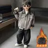 Jaqueta com Capuz Estilo Coreano para Meninos 2026 Outono/Inverno Nova Jaqueta Estilo Coreano Acolchoada Quente com Gola de Pele Jaqueta de Couro Cor Café