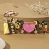 Regalo único de pompón de felpa y borla para mamá y abuela con llavero acrílico floral de mariposa-