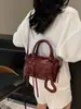 Bolsa de Couro Amassado Estilo Retrô Americano para Axila de Motociclista Estilo Garota Popular Rebites Metálicos Bolsa Almofada Versátil para o Dia a Dia Bolsa Transversal Feminina