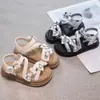 Sapatos de Salto Baixo Femininos 2026 Verão Novo Estilo Coreano Vazados Respiráveis Sandálias Flat Laço Cristal Sapatos de Praia Infantis