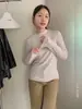 Camiseta básica de manga larga y cuello semi-alto para mujer, un estilo otoñal/invernal, versátil como prenda para superponer, con un look relajado y casual, y de color liso