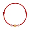 Pulsera de Hilo Rojo para la Suerte de la Flor de Durazno en el Año de Nacimiento, Pequeña Flor de Durazno Tejida a Mano, Versátil para Estudiantes Hombres y Mujeres, Pulsera de Cuentas de Buena Suerte para Parejas