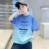 Camiseta de Algodão Puro Confortável de Manga Curta e Gola Redonda para Crianças Maiores, Top Fino Respirável de Verão com Estampa de Letras Estilosa para Meninos