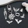 Set Mixto de 20 Colgantes Brillantes Plateados para Manualidades de Halloween con Forma de Fantasma Curioso, Telaraña y Murciélago para Pulseras, Collares y Accesorios de Joyería