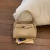 Bolsa de Ombro Fashionável de Alta Qualidade Estilo Coreano para Mulheres 2026 Nova Coleção de Primavera Bolsa Quadrada Pequena Transversal Simples e Fashion