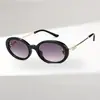 Novos óculos de sol americanos retrô de armação pequena oval com design torcido inspirado na Chanel, oferecendo um visual de luxo leve e elegante, adequados para viagens de carro à beira-mar e uso versátil