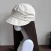 Chapéu de equitação de linho com etiqueta dourada e aba macia, chapéu elegante de topo reto estilo coreano, respirável e de alta qualidade para primavera e verão, design retrô que faz o rosto parecer menor