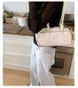Bolsa Baguete Borboleta para Ombro Feminina 2026 Novo Modelo Design de Nicho de Alto Padrão Moda Versátil Bolsa de Ombro para o Dia a Dia de Luxo Leve