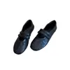 Couro macio com textura de couro bovino, sapatos de velcro planos de fundo baixo retrô, sapatos pequenos de couro Mary Jane femininos, novos, de verão, versáteis e confortáveis.