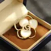 Broche clásico, elegante, de alta gama, calado, con incrustaciones de piedra, de pétalo de nácar natural, accesorio de alfiler de oro suave y simple
