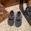 Sapatos Femininos Cinza Estilo Mary Jane com Elevação Interna de Altura e Solas Grossas, Forrados com Lã, Adequados para o Inverno, Sapatos de Lã e Algodão Estilo Coreano para Uso Externo