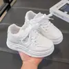 Tênis de Skate Infantil 2026 Primavera/Verão Novo Estilo Coreano Calçados Casuais para Meninas Respirável Estudante Sapatos Brancos Tênis Esportivos para Meninos