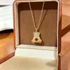 Novo colar de pingente de urso trevo de quatro folhas fofo estilo coreano, corrente para clavícula com zircônia incrustada, aço titânio para mulheres, moderno