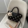 Bolso pequeño de ante para mujer, nuevo diseño 2026, estilo de nicho, bolso de mano tipo empanada, de alta gama y versátil, bolso de hombro o bolso cruzado
