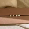 Novos Brincos Pequenos Mini Simples para Uso Diário no Trajeto Rombos Brilhantes com Pedras Strass Stud Brincos de Joia para Orelha com Quatro Pequenos Diamantes Nicho
