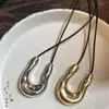 Colar Pingente Metálico em Forma de U com Acabamento de Luxo, Corrente para Suéter Retrátil Resistente, Joia Fashion de Temperamento Levemente Luxuoso para Mulheres, Design Geométrico