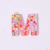 Joyería al por mayor Lentejuelas de Corazón Rosa Resina DIY Pequeños Regalos Llavero con Letra Inglesa Colgante para Bolsos