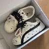 Zapatillas de entrenamiento alemanas con diseño de estrellas y puntos para mujer, nuevas de otoño 2026, zapatillas versátiles de suela gruesa con un diseño único, zapatos casuales deportivos