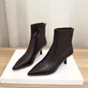 Botines negros de tacón alto para mujer, colección otoño/invierno 2026, con cuero suave, tacón bajo, punta fina y un diseño de tacón delgado estilo francés.