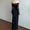 Vestido largo de manga larga con hombros descubiertos, fruncido y patchwork de encaje negro para mujer, otoño e invierno, estilo elegante, corte ajustado, ceñido a la cintura, bodycon