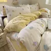 Nuevo juego de ropa de cama de gasa de doble capa con sensación de nube, disponible en un juego de cuatro piezas para dormitorio y un juego de tres piezas para cama individual, que incluye una funda de edredón, una sábana plana y una sábana bajera.
