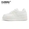 Tendência Global: Tênis Brancos Femininos 2026 Primavera Novo Estilo, Tênis que Aumentam a Altura para Mulheres Baixas, Sapatos Esportivos Casuais Versáteis Super Populares