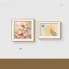 Un lujoso juego de sofás para sala de estar con diseño floral, combinado con un juego de cuadros decorativos para el dormitorio, incluyendo un cuadro para la cabecera del dormitorio principal, creando una sofisticada exhibición de arte mural.