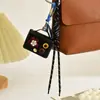 Pingente de bolsa de corda trançada em formato de coração floral estilo ins da moda, chaveiro de design fofo e único, novo acessório para mulheres