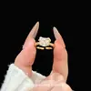 Nuevo anillo de moda de alta gama versátil estilo vintage con forma de estrella y diamantes, lujo ligero, anillo personalizado único y lujoso
