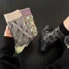 Meias 3D com Padrão em Relevo de Cano Médio para Mulheres, Meias Slouch Respiráveis e Absorventes de Suor de Nicho Vintage, Meias de Algodão Coloridas e Elegantes com Contraste