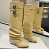 Moda Otoño Invierno 2026 Botas Altas hasta la Rodilla de Tacón de Cuña Sencillas Europeas y Americanas Punta Fina Sin Cordones Hebilla de Cinturón Botas de Pantalón de Tacón Alto Botas para Mujer