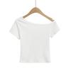 2025 Desejo Puro Sexy Curto Ajustado Ombro Inclinado Gola Camiseta Top Feminino Verão Doce Redutor de Idade Manga Curta Camiseta Básica Atacado