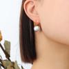Pendientes de diseño de perla de imitación de personalidad estilo ins europeo y americano populares versátiles acero de titanio chapado en oro real de 18 quilates para mujer F369
