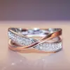 Anillo de Cobre para Mujer con Baño de Cobre Blanco K de Venta Caliente Transfronteriza con Circonita Simple y Personalizado en Forma de X Bicolor Nueva Joyería al Mayoreo