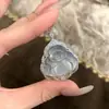 Collar para mujer con colgante bañado en plata con figura de Buda de calcedonia blanco hielo, diseños de hoja y calabaza, ágata y jade de Maitreya