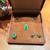 Colgante de Calcedonia Rosa Tipo Hielo Juego de Joyería de Tres Piezas Pendientes y Anillo de Ágata Verde Imperial con Lujoso Incruste de Piedra de Huevo de Paloma