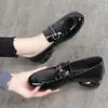 Mocassins de Couro Envernizado 2025 Primavera Novos Salto Baixo Femininos Solado Macio Superfície Macia Sapatos Baixos Sapatos Femininos Populares