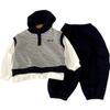 Terno para Meninos Primavera e Outono 2025 Novo Lindo e Charmoso Conjunto de Três Peças com Colete Tricotado para Crianças Roupas de Outono com Listras para Bebês