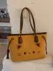 Bolso Retro de Gran Capacidad para Mujer Otoño e Invierno 2025 Nuevo Versátil Dibujos Animados Lindo Bolso de Hombro Individual Bolso de Mano para Estudiante Universitario