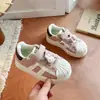 Sapatos de Solado Macio para Meninas Primavera e Outono Novos Laços de Renda Sapatos para Bebês que Estão Aprendendo a Andar Respiráveis Sapatos de Treino Alemães Sapatos Casuais para Crianças