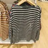 Camiseta a rayas de manga larga para mujer Otoño 2023 con abertura en el bajo Cuello barco Camiseta interior Tipo holgado Y460297