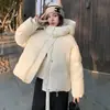 2026 Estilo Nuevo Chaqueta de Algodón con Relleno de Plumas para Mujer Invierno Corta Engrosada Moda Abrigo de Algodón Versión Coreana Diseño Holgado Chaqueta Acolchada de Algodón Ropa de Abrigo